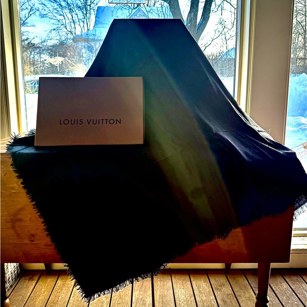 Louis Vuitton Elegant Black Wrap - Picture 2 of 10